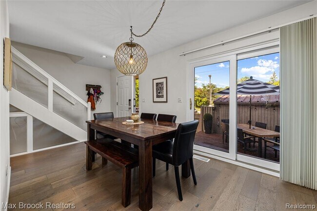 Building Photo - 704 Oakbrook Ridge Dr