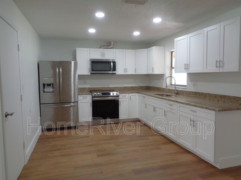 Building Photo - 665 NE 39th St