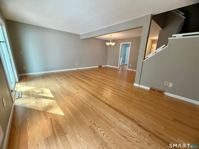 Building Photo - 562 Oak Ave