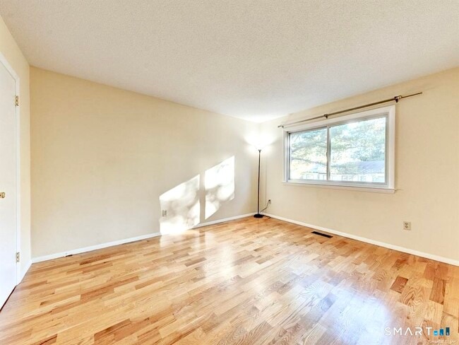 Building Photo - 122 Cottonwood Rd