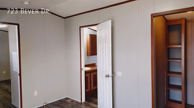 Building Photo - 723 Bever Dr