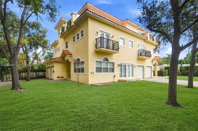 Building Photo - 913 SW 8th St
