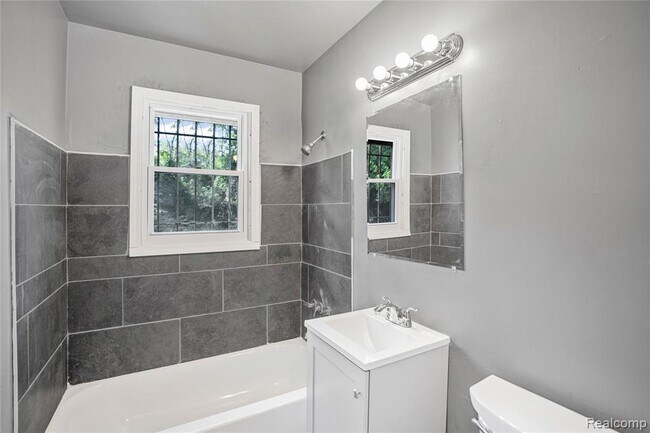 Building Photo - 1034 E Bundy Ave