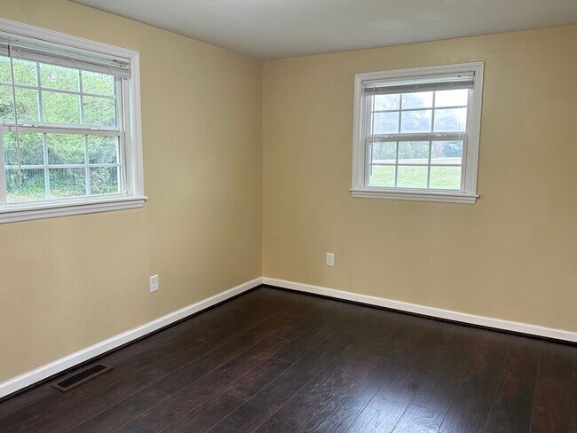 Building Photo - Cozy Home with a Spacious Back Yard in Garner!