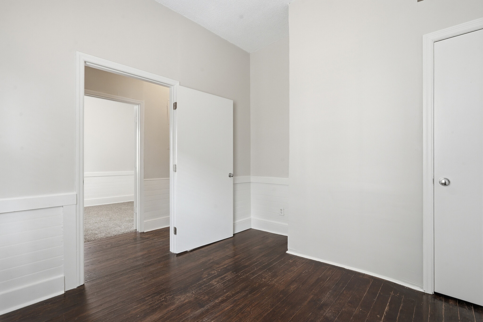 Building Photo - 520 E Hall Ln