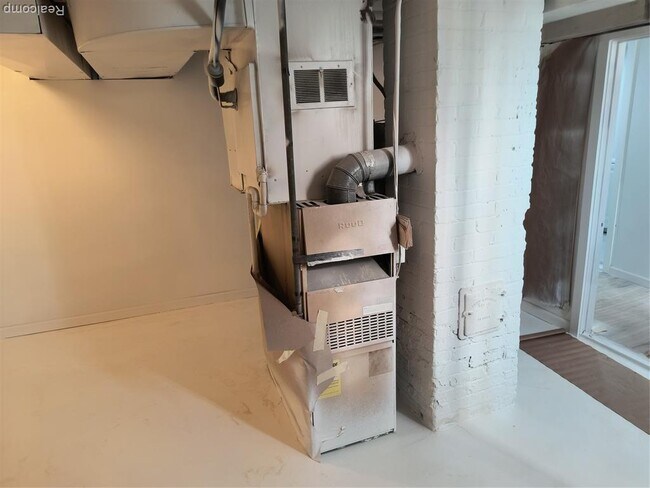 Building Photo - 18080 Westphalia St