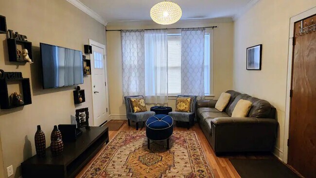 Building Photo - Brand new rehab 2 bedroom in the heart of Ukrainian Village with balcony facing south