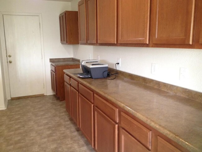 Building Photo - 2200 Weiss Ln