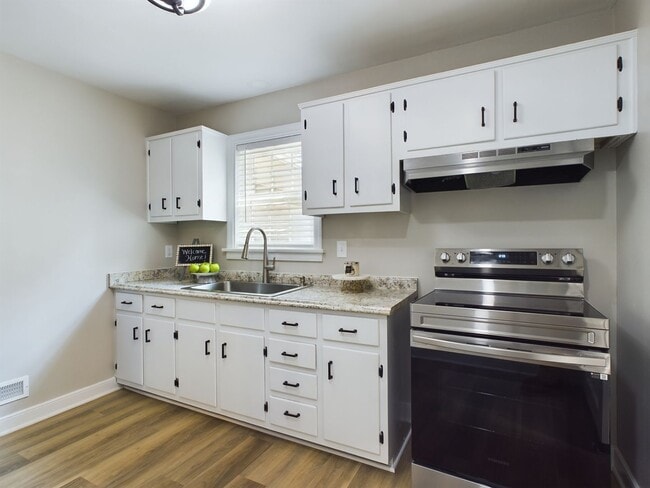 Building Photo - 709 N Parham Rd