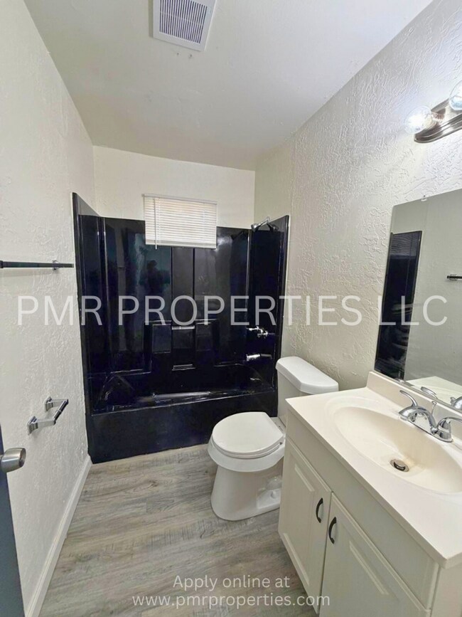 Building Photo - 2 Bedrooms/1 Bathroom House