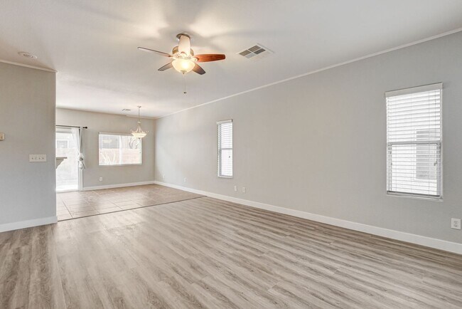 Building Photo - Beautiful 4 bedroom 3 bath home in Mountai...