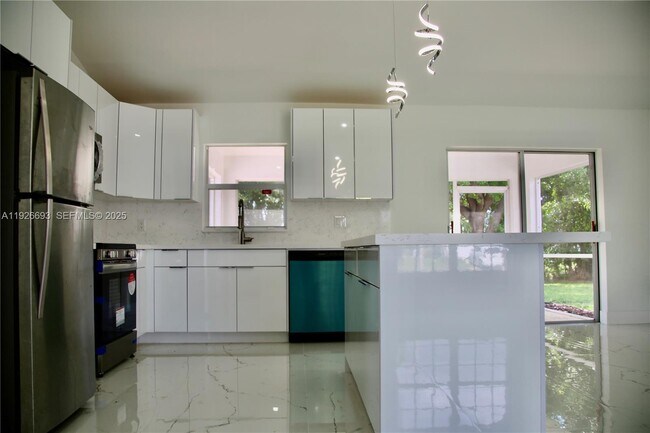 Building Photo - 1716 NE 6th Pl