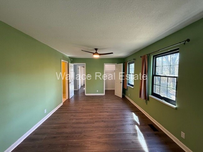 Building Photo - UPDATED, SEMI-FURNISHED 3 BEDROOM HOME IN ...