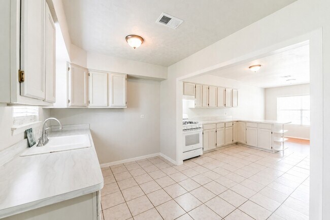 Building Photo - 5514 Vickita Dr