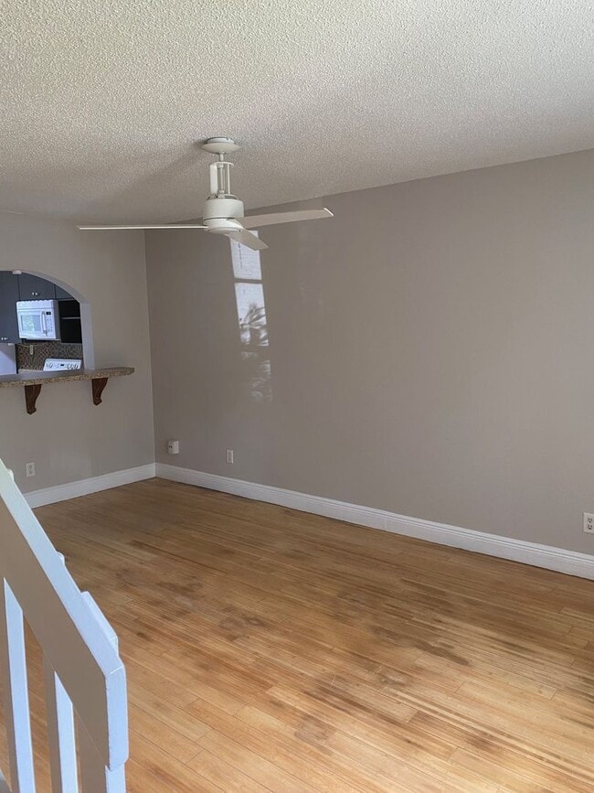 Building Photo - 2/1.5 Townhome Wth Fireplace! Across From Torasco Park! Perfect For Family!