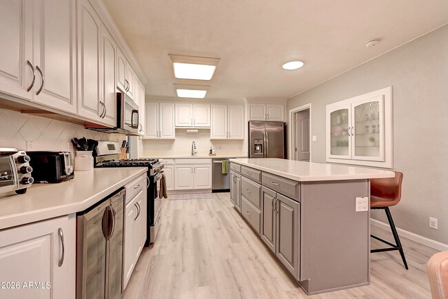 Building Photo - 1027 W 19th St