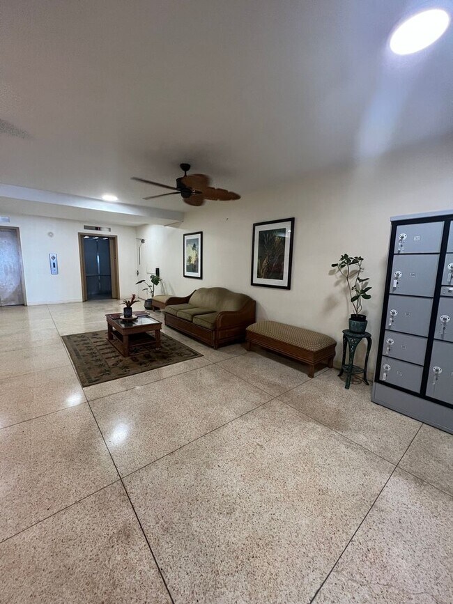 Building Photo - 1 bedroom, 1 bath, 1 covered parking!