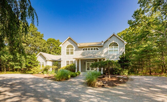 Building Photo - 528 Wainscott NW Rd