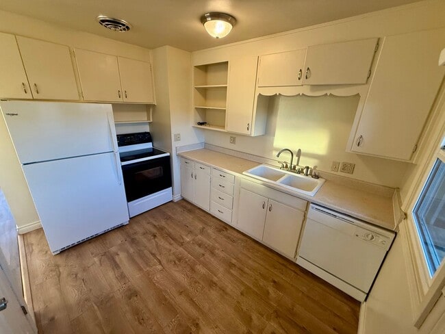 Building Photo - 3 Bedroom, 2 Bathroom WITH a Move in Special!