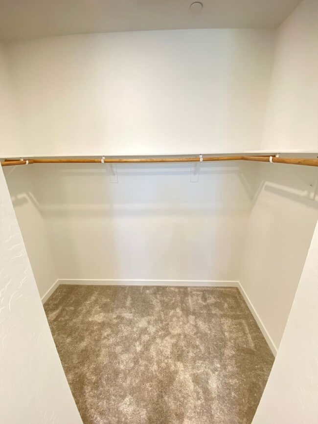 Building Photo - Gorgeous 2Bed/2.5Bath/2Car Townhome located in Gated Community in Henderson