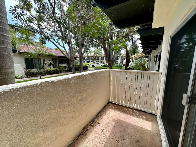 Building Photo - 3266 Loma Riviera Dr