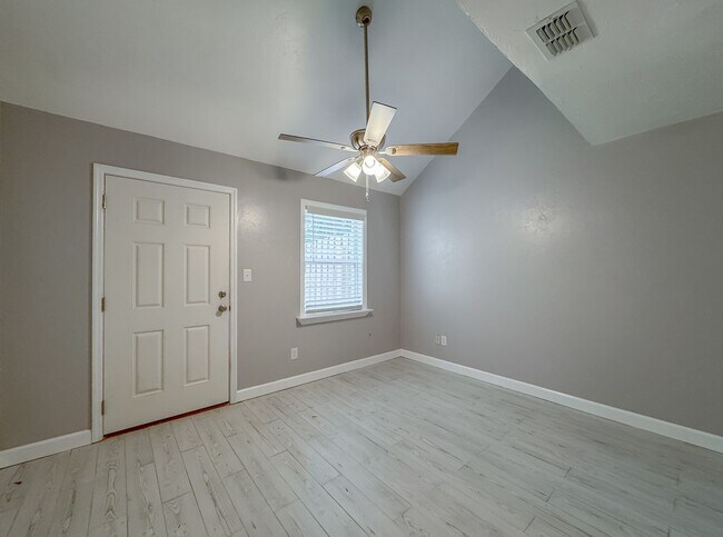 Building Photo - MODERN! Walk to FSU 2/2 w/ Marble Counters, Stainless Steel Appliances, & Privacy Fenced Yard! Av...