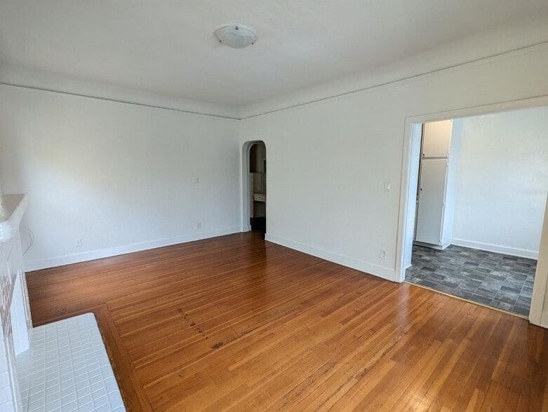 Building Photo - 401 N Orange Grove Ave