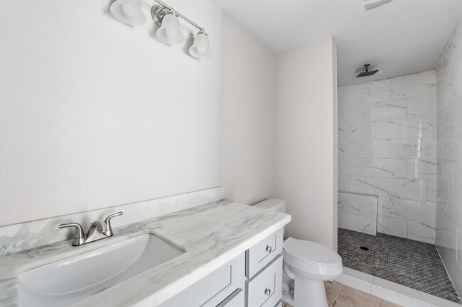 Building Photo - 5667 Birchmont Dr
