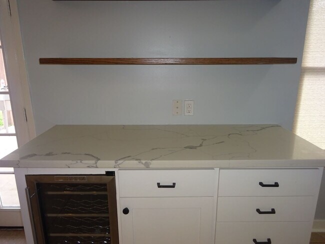Building Photo - For Lease | 3 Bed, 1 Bath | 1,074 Sq Ft |O...