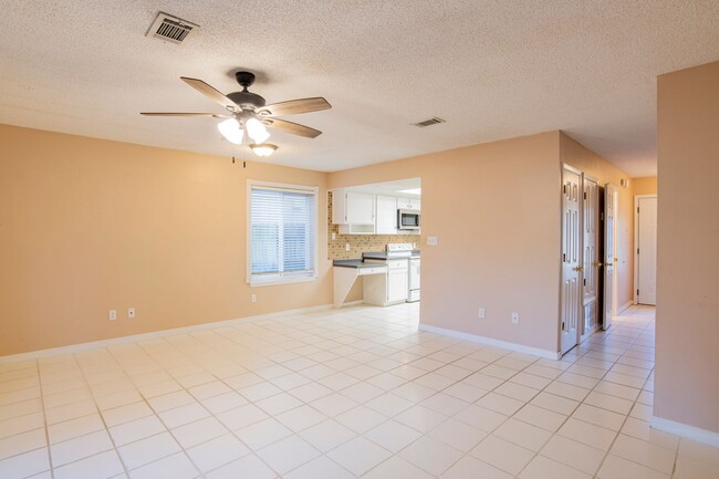 Building Photo - Great Townhouse in Central Pensacola