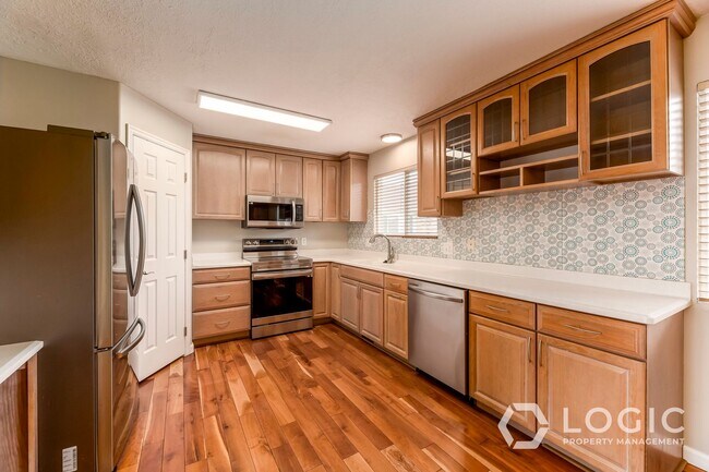 Building Photo - Gorgeous Home in Sandy!