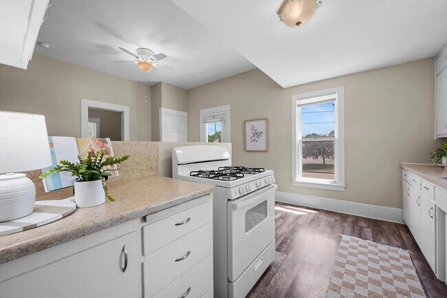 Building Photo - Adorable and Cozy 3 Bedroom!