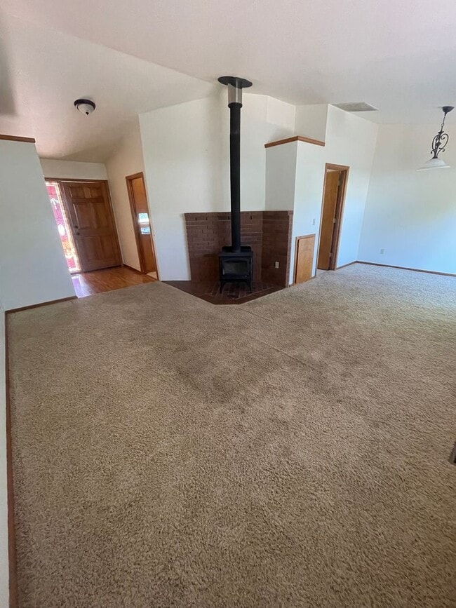 Building Photo - 3 Bedroom Home on Large Corner Lot!
