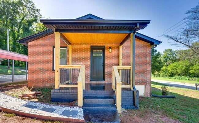 Building Photo - Stunningly Renovated 3BD/1BA Single Family...