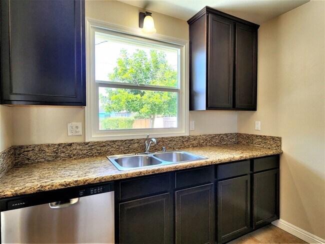 Building Photo - Beautiful 2Bd, 1Ba Riverside Home in Great...