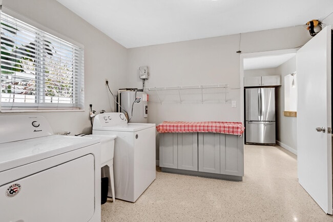 Building Photo - 1911 NE 27th St