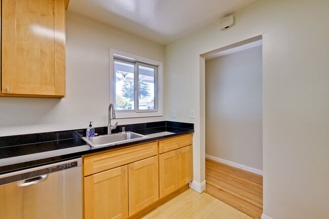 Building Photo - Beautiful Birdland Home on Quiet Cul-de-Sa...
