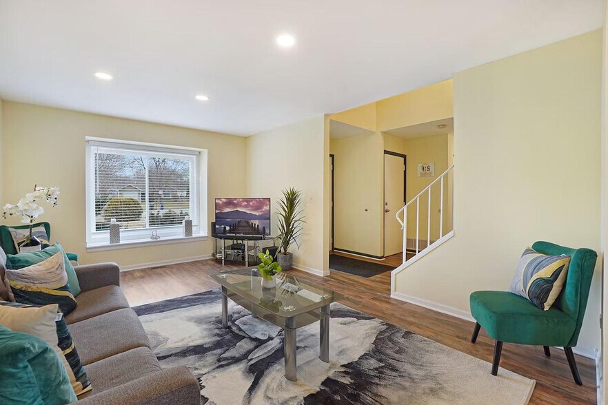 Building Photo - 303 Danbury Dr