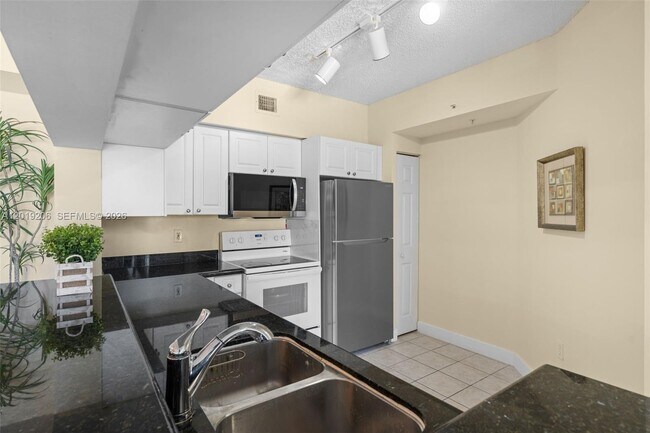 Building Photo - 17150 N Bay Rd