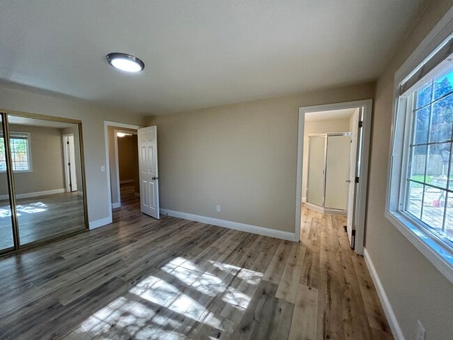 Building Photo - Newly Renovated 3 Bedroom, 2 Bath Home in ...
