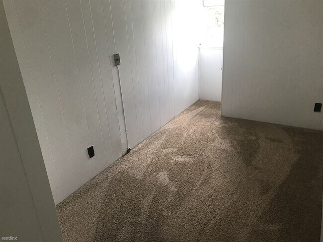 Building Photo - 2 br, 1 bath Triplex - ( August 2023 ) CLO...