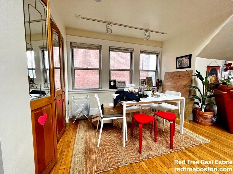 Building Photo - 1678 Beacon St