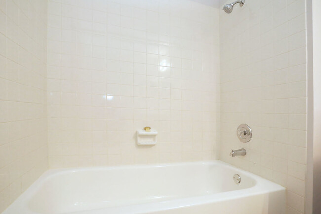 Building Photo - 724 Shady Oaks Ct