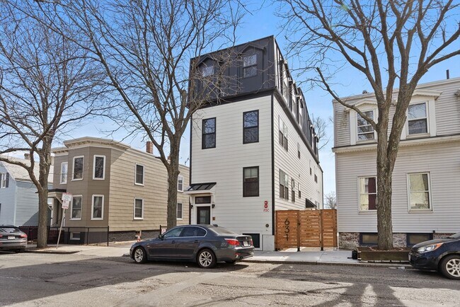 Building Photo - 631 Saratoga St