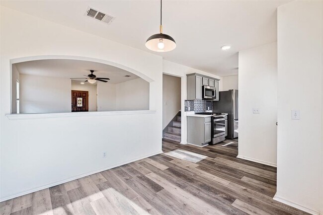 Building Photo - 104 Pond Way