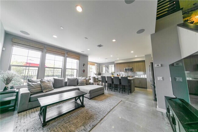 Building Photo - 308 Finch