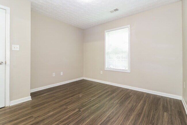 Building Photo - 1000 Weatherwood Pl NE