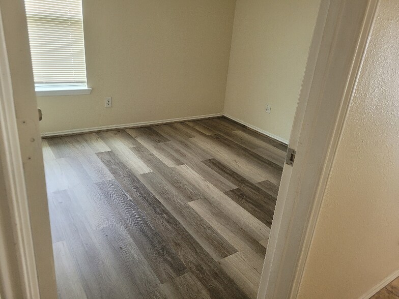 Building Photo - 7907 Crescent Village Ln