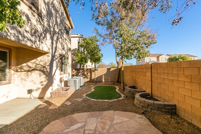 Building Photo - Great 3 bedroom house with a large loft an...