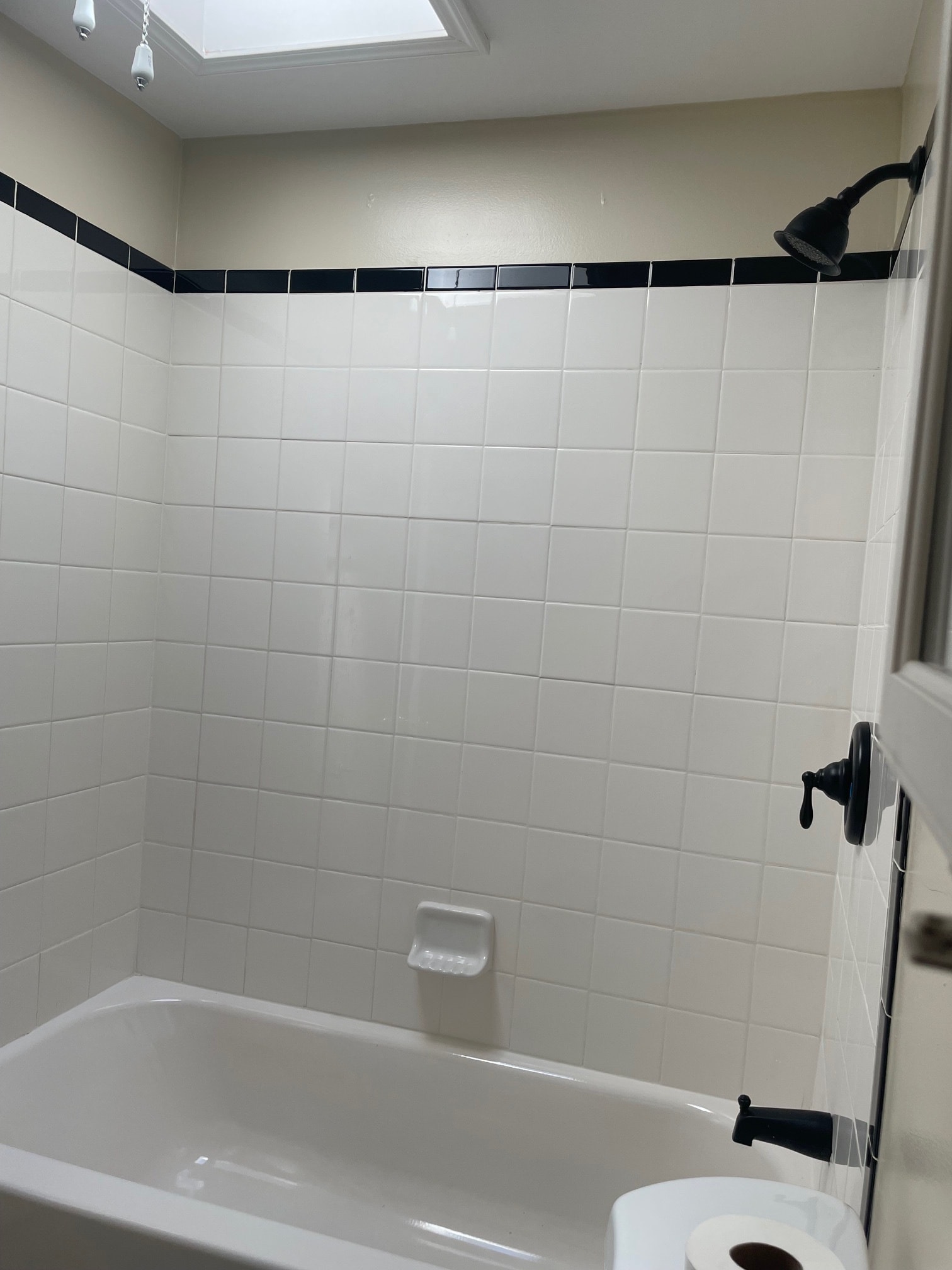 bath tub - 3044 Amber St